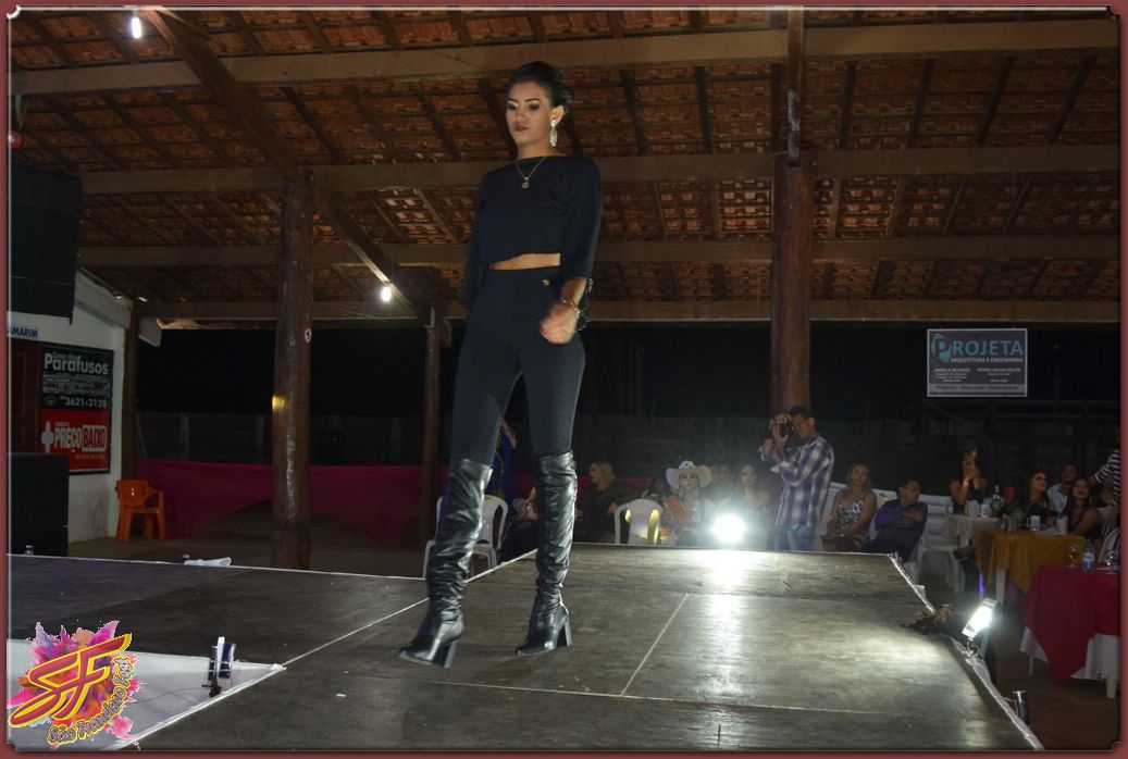 DESFILE DA RAINHA DA EXPOVALE 2019